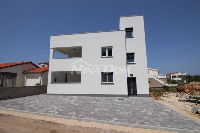 Newly built three-room apartments 150 meters from the sea. - 2