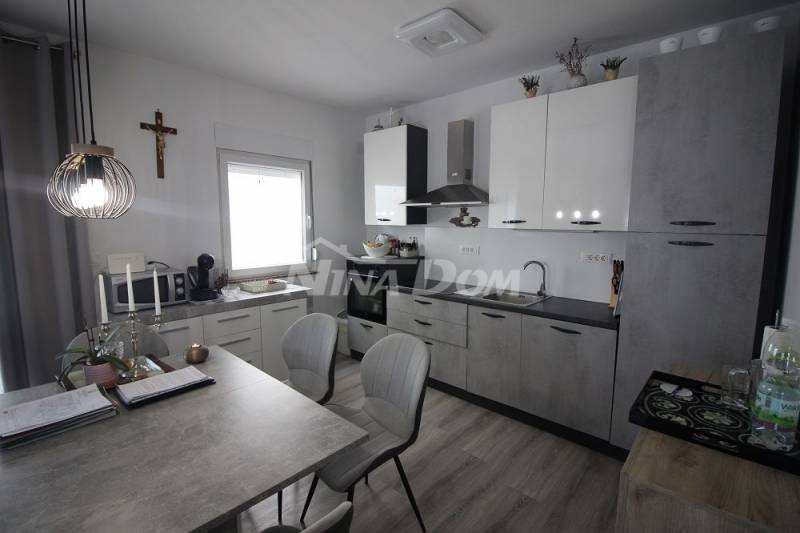 Apartman u prizemlju s pomoćnim objektom. - 8