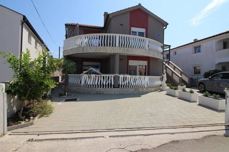 Ground floor apartment with garage and two parking spaces. - 14