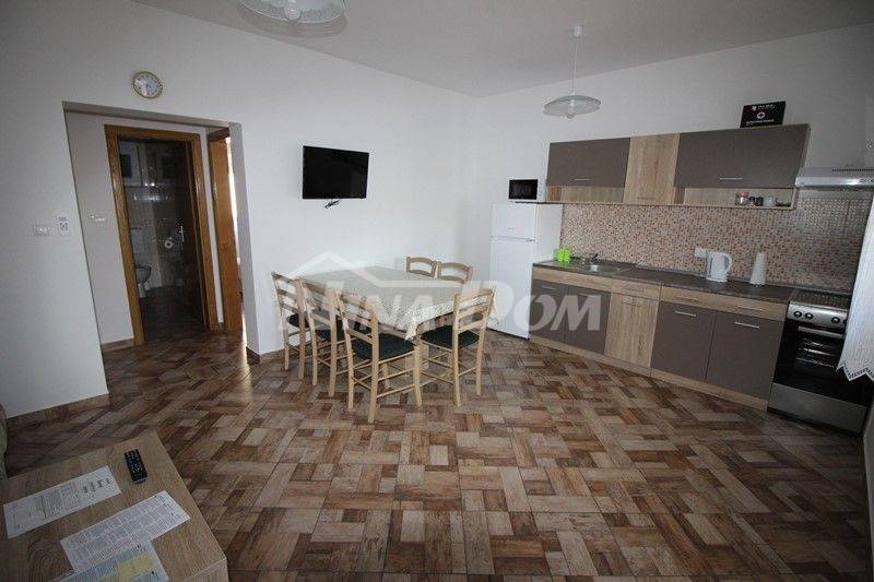 Apartman u prizemlju s garažom 180 met.do mora. - 2