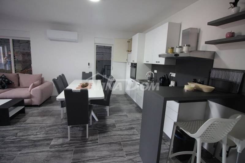 Novogradnja 4 apartmana s krovnom terasom s pogled na more - 10