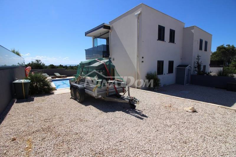 Villa with pool and sea view. - 2