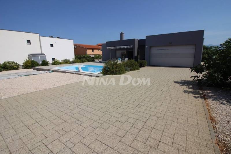 Nicely decorated one-story house with a garage and a swimming pool on a large garden. - 1