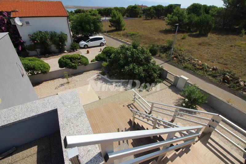 Nicely decorated one-story house with a garage and a swimming pool on a large garden. - 8