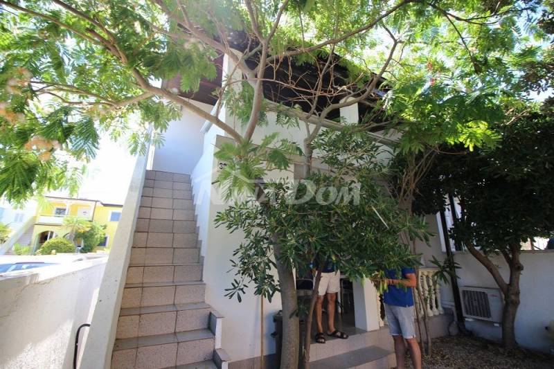 Property with 2 apartments, close to the beach, shops, cafes - 1