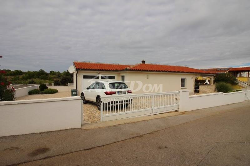 Ground floor with a garage and a spacious garden. - 1