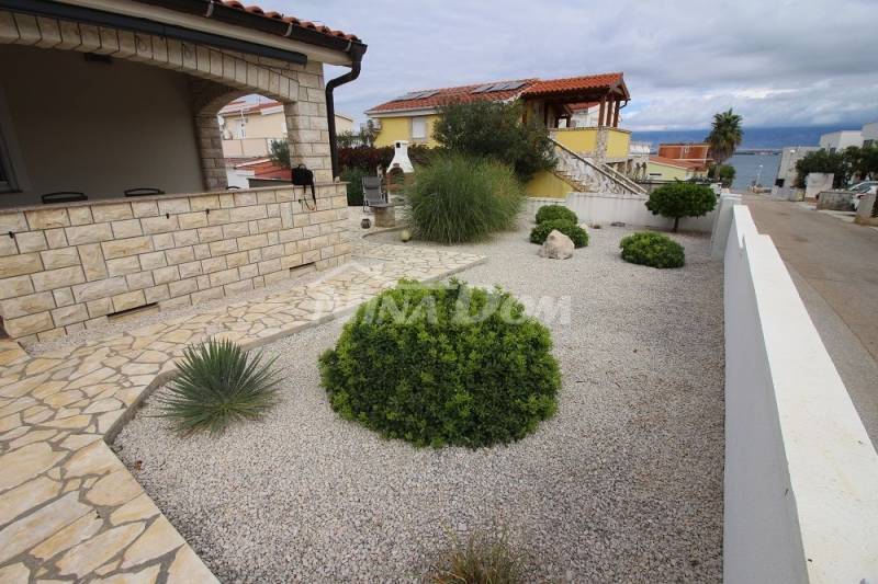 Ground floor with a garage and a spacious garden. - 3