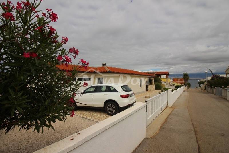 Ground floor with a garage and a spacious garden. - 6