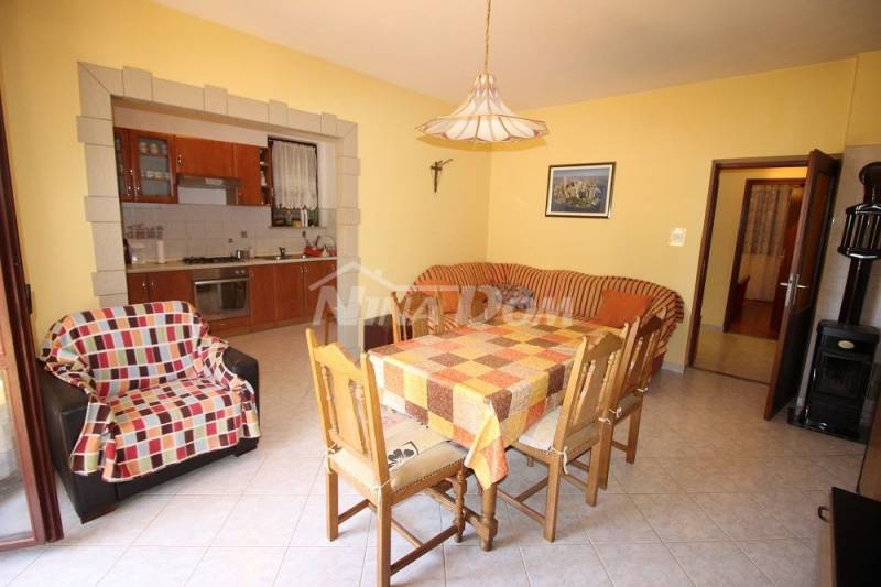 Center of the island of Vir, spacious garden, two three-room apartments, garage - 10