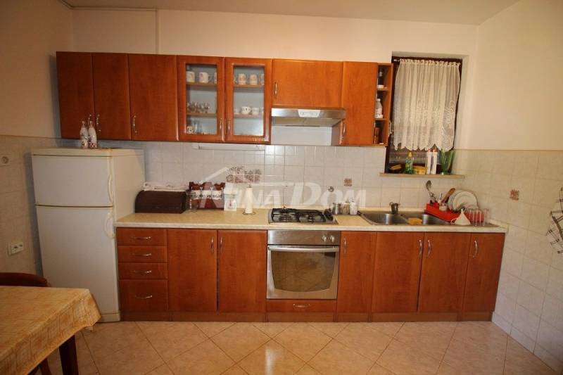 Center of the island of Vir, spacious garden, two three-room apartments, garage - 12