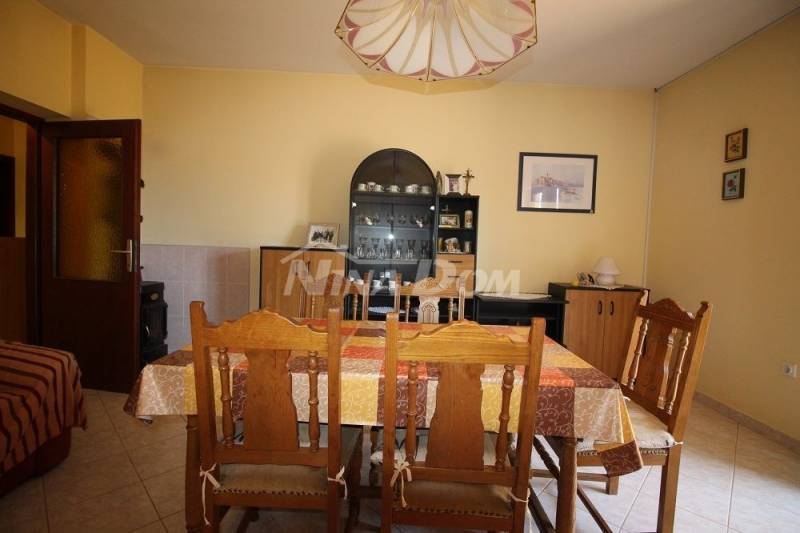 Center of the island of Vir, spacious garden, two three-room apartments, garage - 15