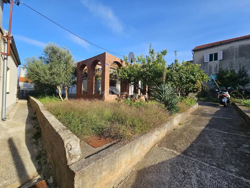 Across the center of the island of Ugljan, a detached house - 3