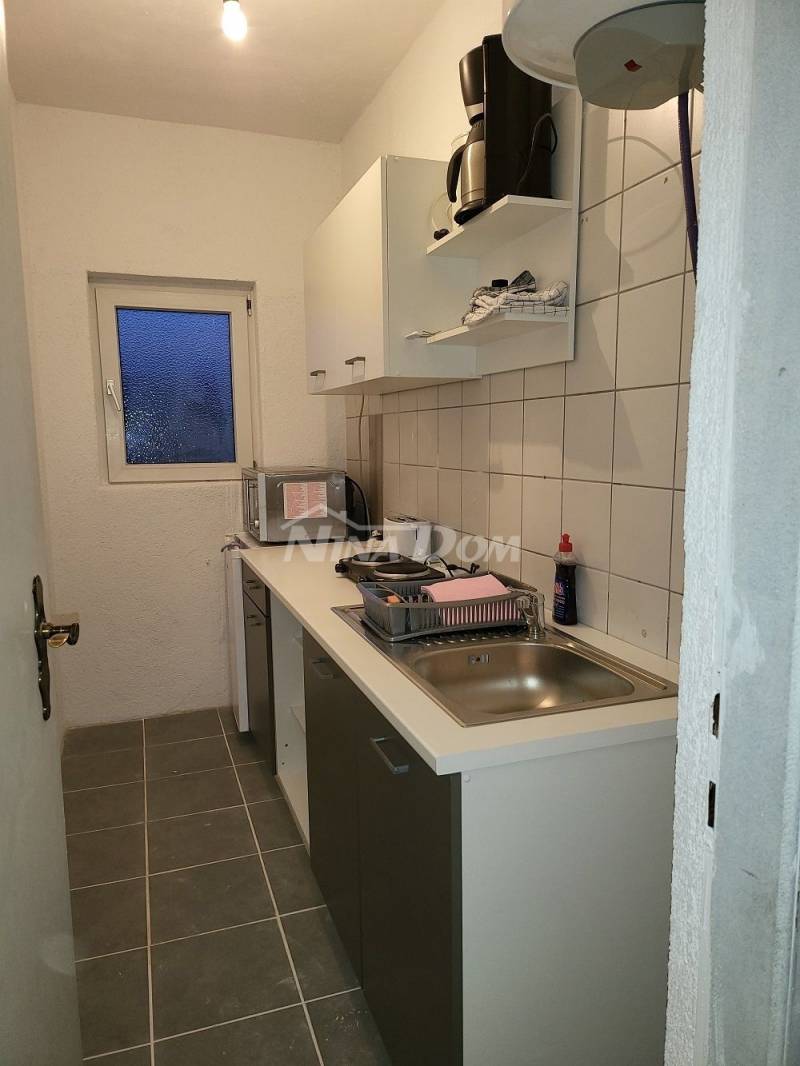 Apartmanska nekretnina s velikom okućnicom - 12