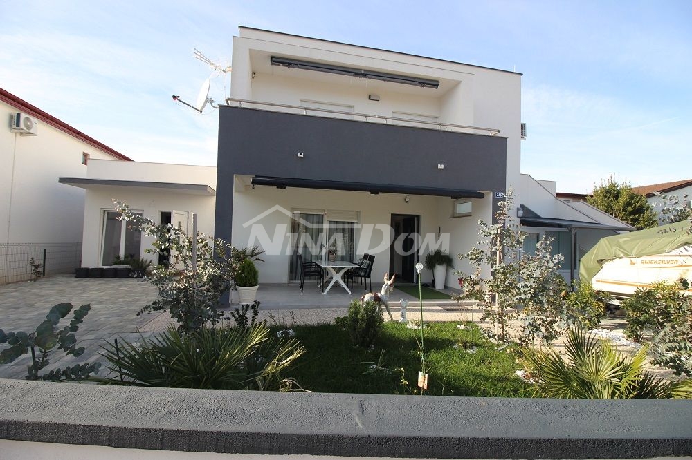 Apartment on the ground floor with an auxiliary building.