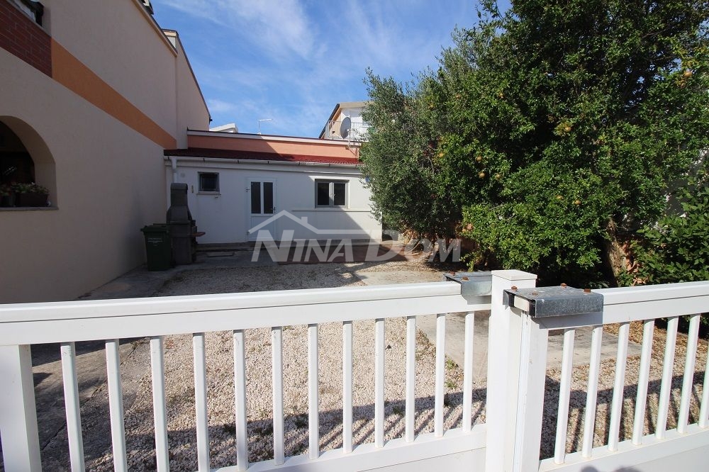 Ground floor with a yard 50 meters from the beach 