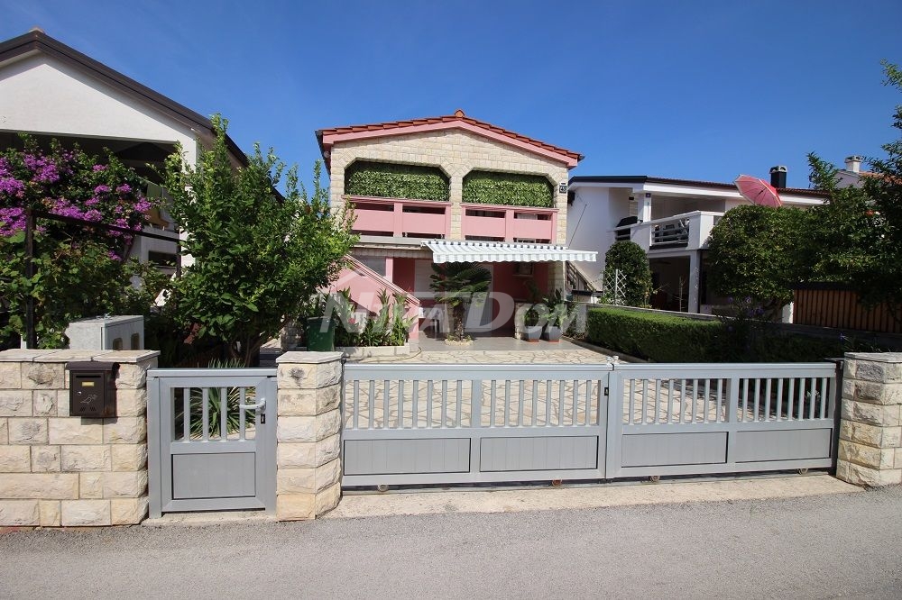 Detached house south side with two apartments 