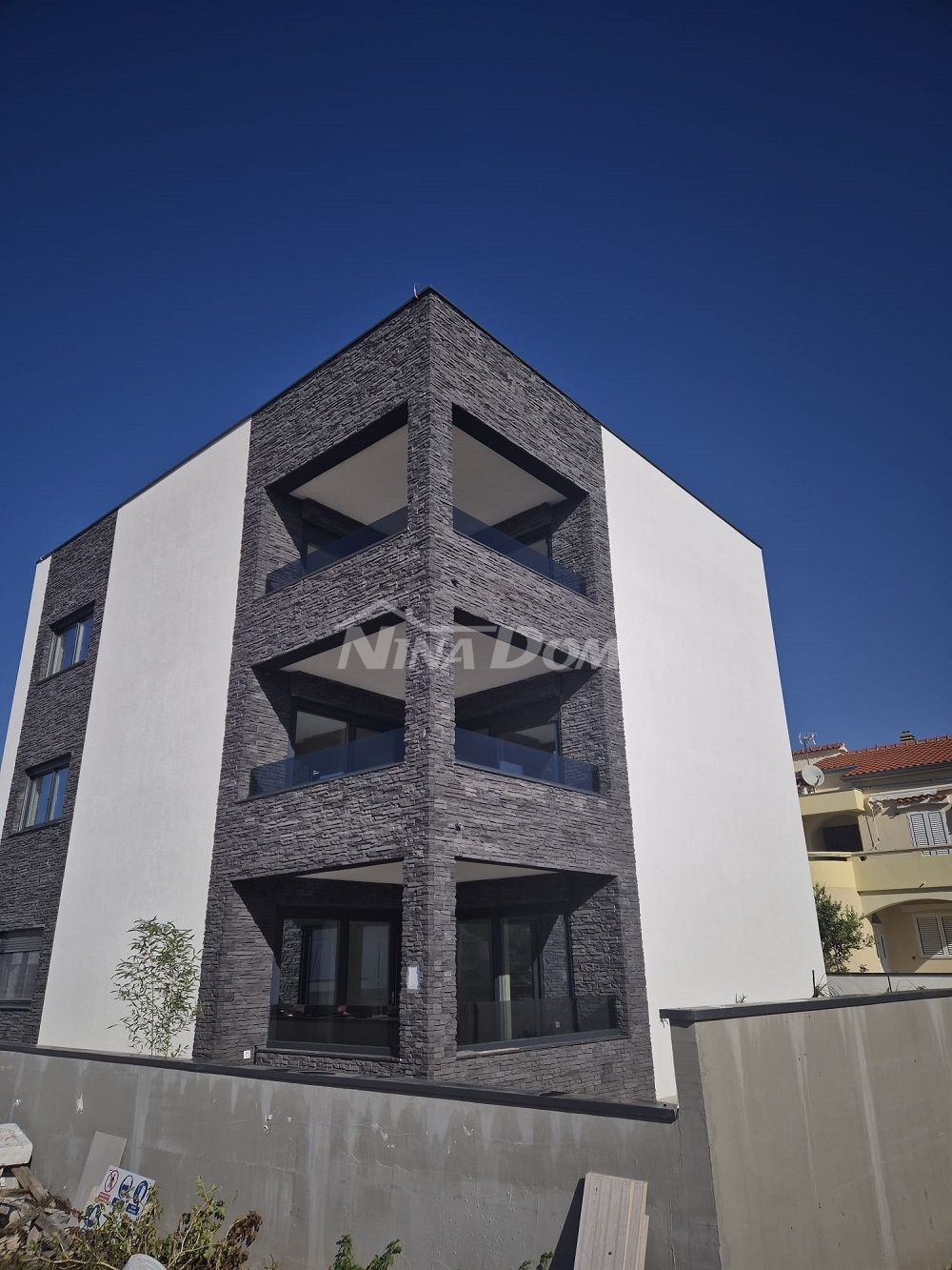 New building, beautifully decorated apartments, south side 